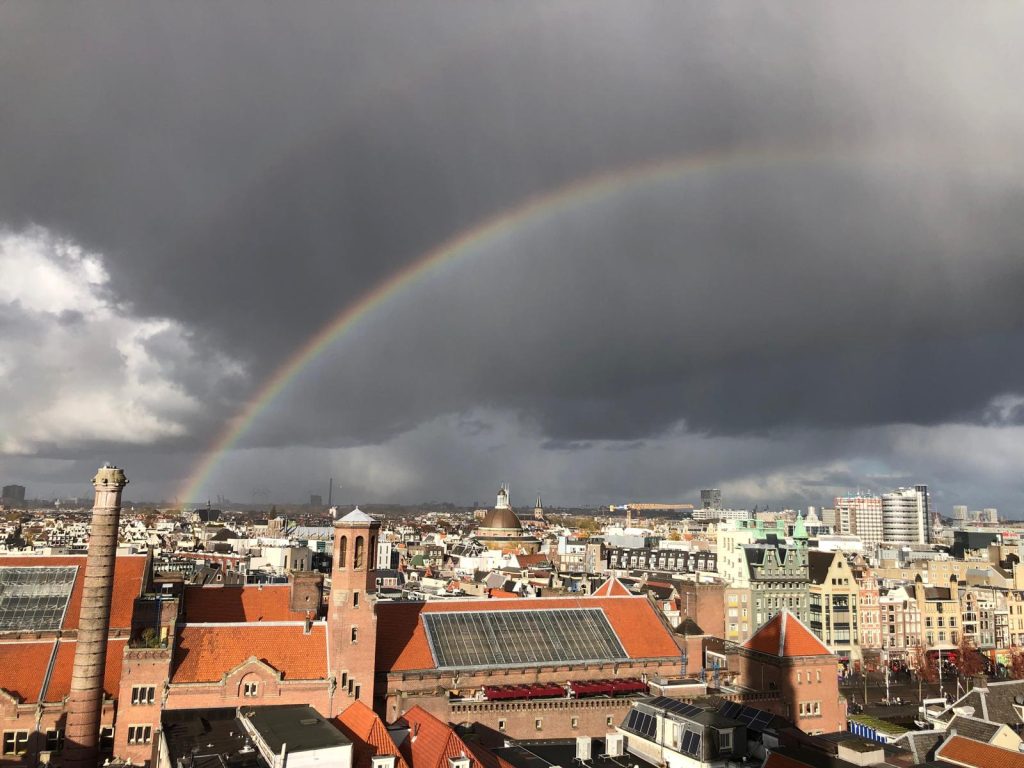 Dak met stormschade bij VvE-gebouw in Amsterdam