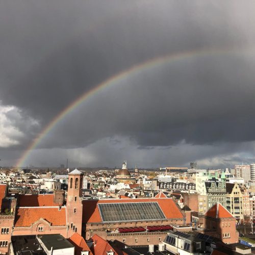 Dak met stormschade bij VvE-gebouw in Amsterdam